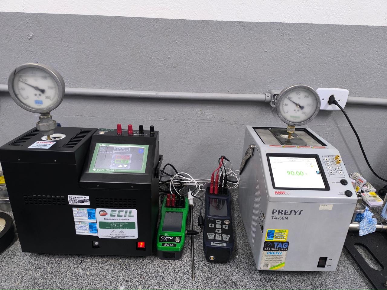 Bancada com equipamentos e padrões de calibração