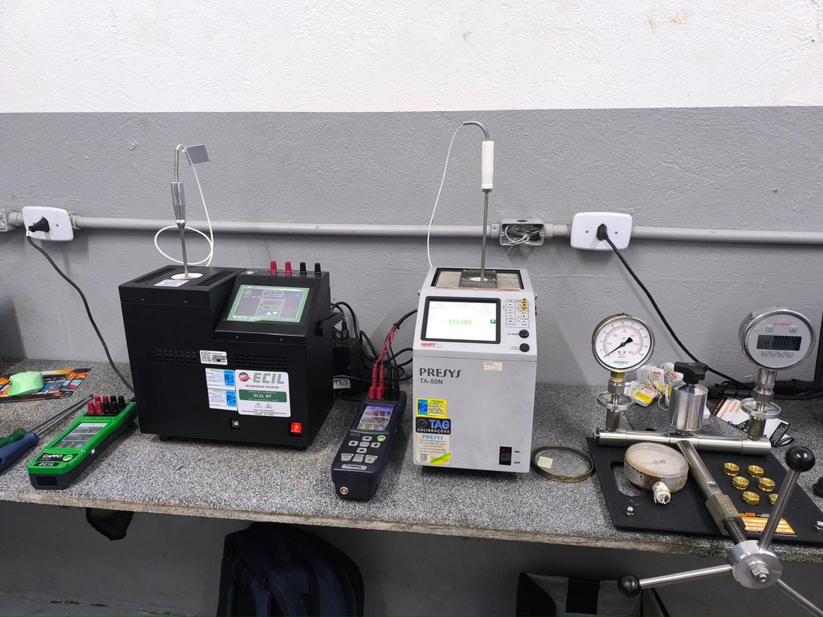 Equipamentos de calibração organizados em bancada