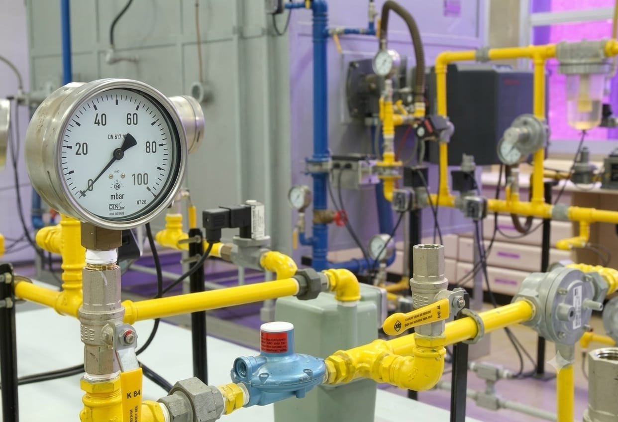 Instrumentos de medição em instalação industrial